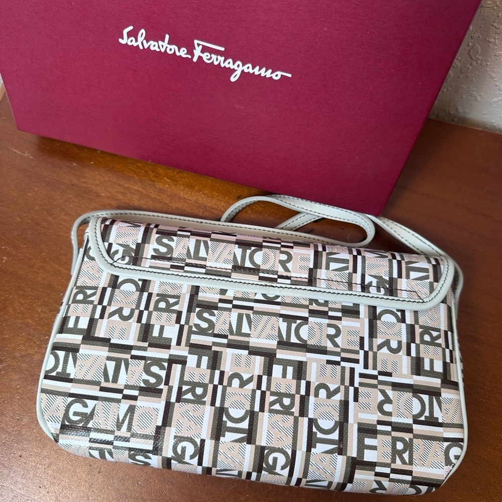 Ferragamo PVC Beige × Brown
Shoulder Bag - Picture 2 of 9
